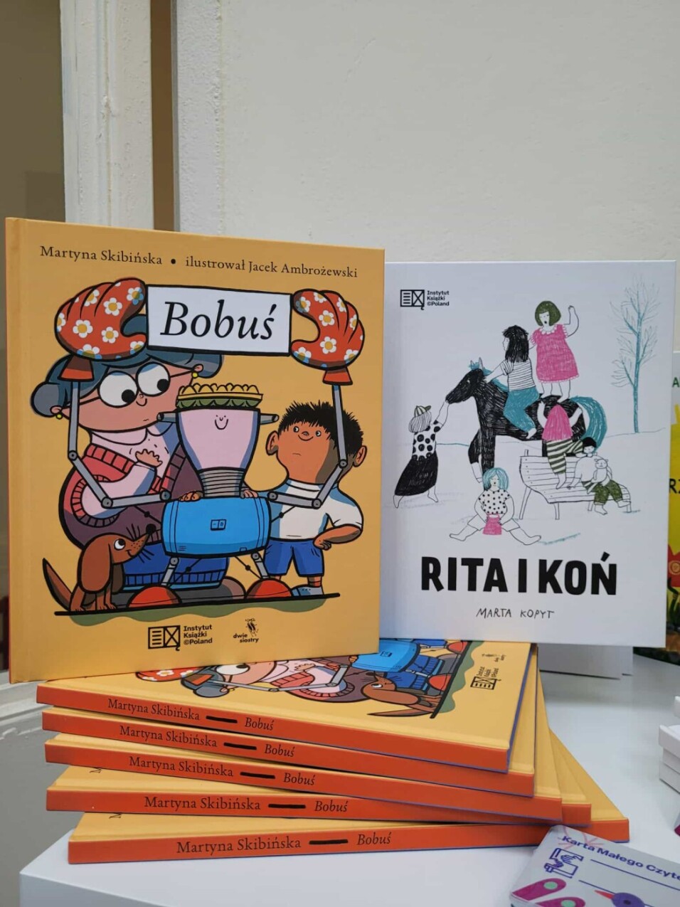 Książki dla dzieci: „Bobuś” Martyny Skibińskiej i&nbsp;Jacka Ambrożewskiego oraz „Rita i&nbsp;koń” Marty Kopyt.